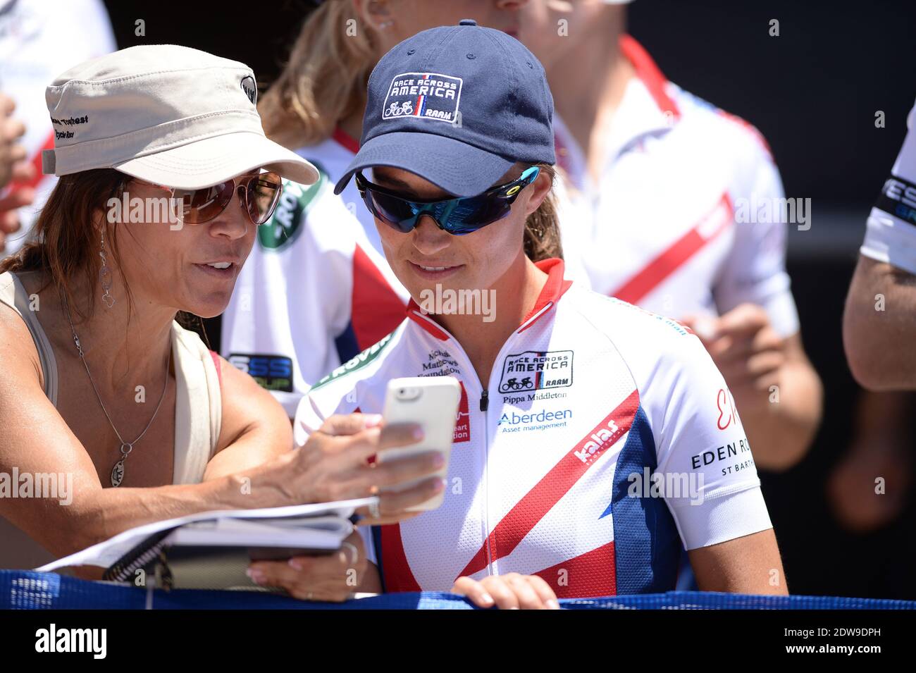 Pippa Middleton participe à la 33ème course à travers l'Amérique, qui fait partie de l'équipe de la Fondation Michael Matthews. Les coureurs doivent parcourir 3000 miles dans 12 États et grimper sur 170,000 pieds verticaux. Les coureurs d'équipe ont un maximum de neuf jours pour terminer. Les équipes feront 350-500 km par jour, course sans escale. Oceanside, 14 juin 2014. Photo de Lionel Hahn/ABACAPRESS.COM Banque D'Images