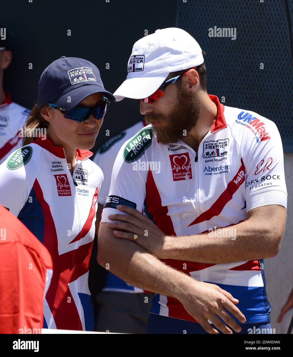 Pippa Middleton et James Middleton participent à la 33e course à travers l'Amérique, qui fait partie de l'équipe de la Fondation Michael Matthews. Les coureurs doivent parcourir 3000 miles dans 12 États et grimper sur 170,000 pieds verticaux. Les coureurs d'équipe ont un maximum de neuf jours pour terminer. Les équipes feront 350-500 km par jour, course sans escale. Oceanside, 14 juin 2014. Photo de Lionel Hahn/ABACAPRESS.COM Banque D'Images