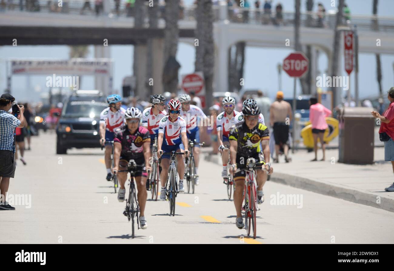 Pippa Middleton et James Middleton participent à la 33e course à travers l'Amérique, qui fait partie de l'équipe de la Fondation Michael Matthews. Les coureurs doivent parcourir 3000 miles dans 12 États et grimper sur 170,000 pieds verticaux. Les coureurs d'équipe ont un maximum de neuf jours pour terminer. Les équipes feront 350-500 km par jour, course sans escale. Oceanside, 14 juin 2014. Photo de Lionel Hahn/ABACAPRESS.COM Banque D'Images