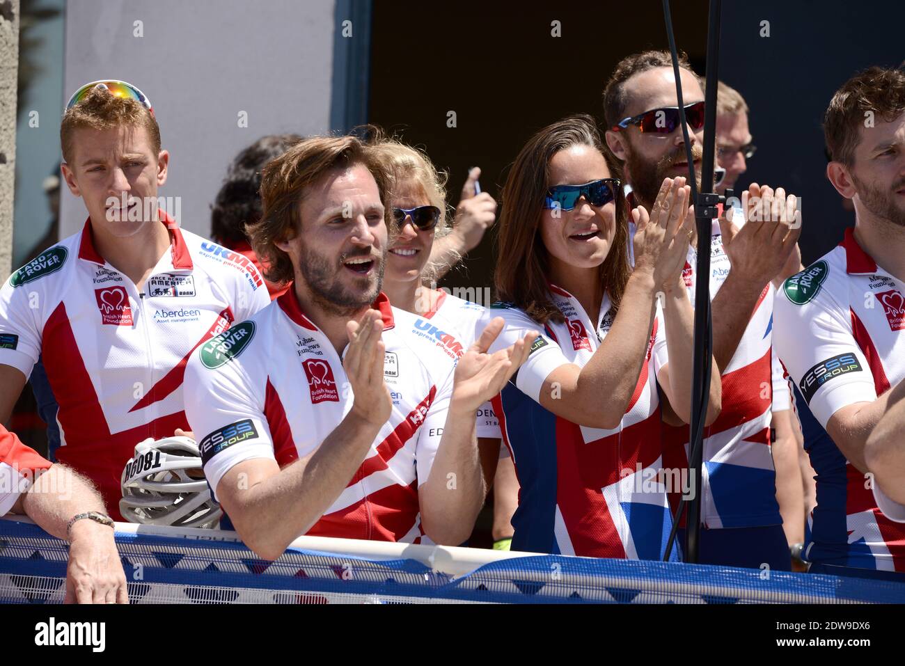 Pippa Middleton et James Middleton participent à la 33e course à travers l'Amérique, qui fait partie de l'équipe de la Fondation Michael Matthews. Les coureurs doivent parcourir 3000 miles dans 12 États et grimper sur 170,000 pieds verticaux. Les coureurs d'équipe ont un maximum de neuf jours pour terminer. Les équipes feront 350-500 km par jour, course sans escale. Oceanside, 14 juin 2014. Photo de Lionel Hahn/ABACAPRESS.COM Banque D'Images