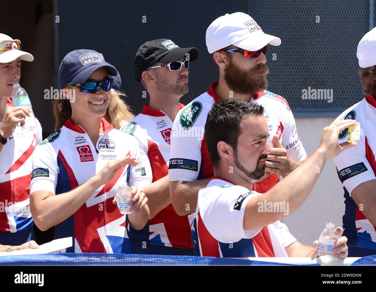 Pippa Middleton et James Middleton participent à la 33e course à travers l'Amérique, qui fait partie de l'équipe de la Fondation Michael Matthews. Les coureurs doivent parcourir 3000 miles dans 12 États et grimper sur 170,000 pieds verticaux. Les coureurs d'équipe ont un maximum de neuf jours pour terminer. Les équipes feront 350-500 km par jour, course sans escale. Oceanside, 14 juin 2014. Photo de Lionel Hahn/ABACAPRESS.COM Banque D'Images