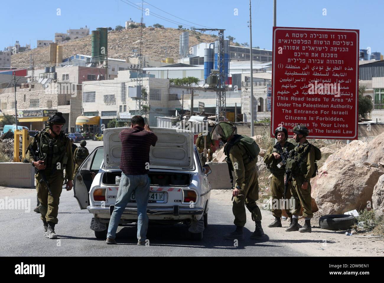 L'armée israélienne vérifie des voitures au point de contrôle de la porte sud d'Hébron le 15 juin 2014 en Israël. Le Hamas est derrière l'enlèvement des trois adolescents juifs qui ont fait des excursions en Cisjordanie et qui sont portés disparus depuis la veille du 12 juin. Photo de Marc Israel Sellem /ABACAPRESS.COM Banque D'Images