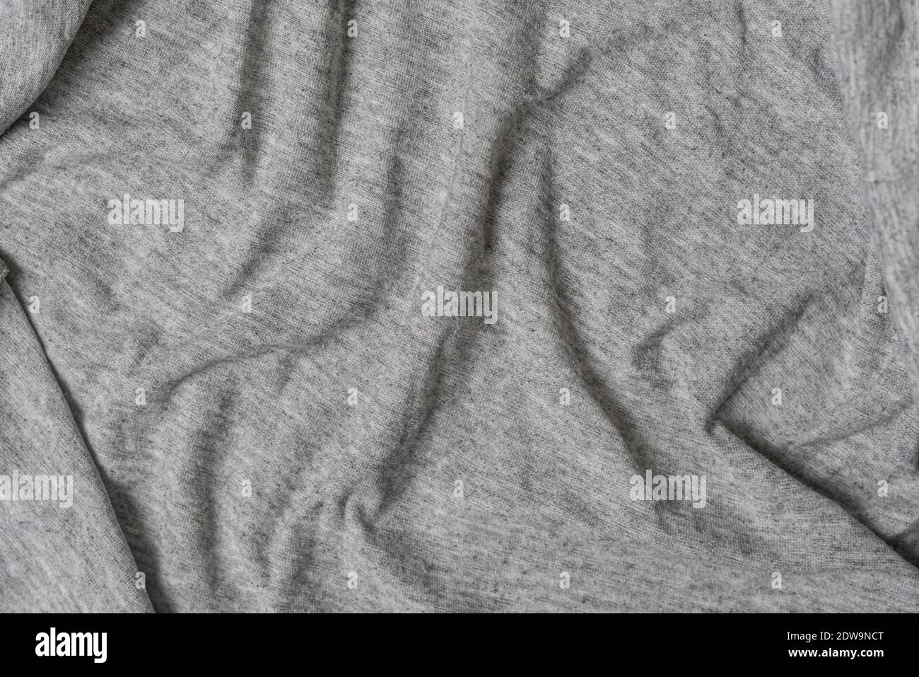 les vagues froissées et froissées du textile coloré texture Banque D'Images