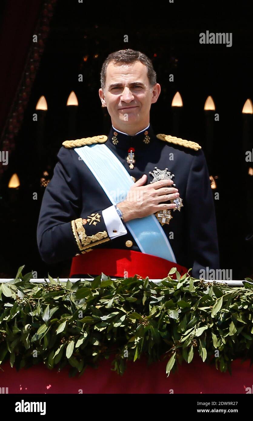 Festivité, Acclamation, Serment y Sacre del Rey des Eslagnes Le-roi-felipe-vi-d-espagne-comparait-sur-le-balcon-du-palais-royal-lors-de-la-ceremonie-officielle-de-couronnement-du-roi-le-19-juin-2014-a-madrid-espagne-le-couronnement-du-roi-felipe-vi-se-tient-a-madrid-son-pere-l-ancien-roi-juan-carlos-d-espagne-abdique-le-2-juin-apres-un-regne-de-39-ans-le-nouveau-roi-est-rejoint-par-sa-femme-la-reine-letizia-d-espagne-photo-de-patrick-bernard-abacapress-com-2dw9r27