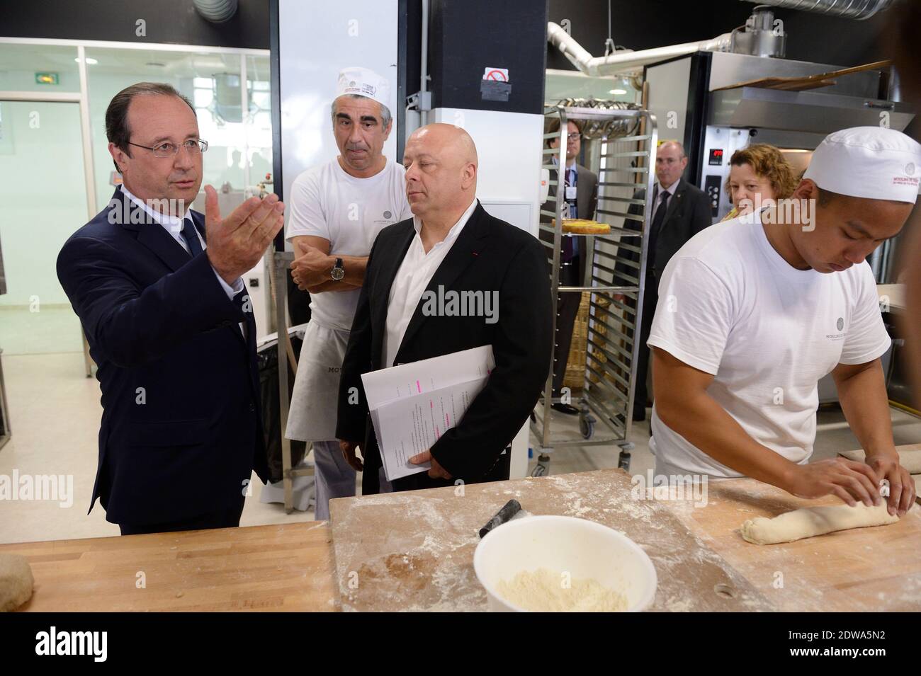 Le président français François Hollande et Thierry Marx, visite du "cuisine mode d'emploi", une école de formation à la restauration à Paris, France, le 24 juin 2014. Photo de Jacques Witt/Pool/ABACAPRESS.COM Banque D'Images