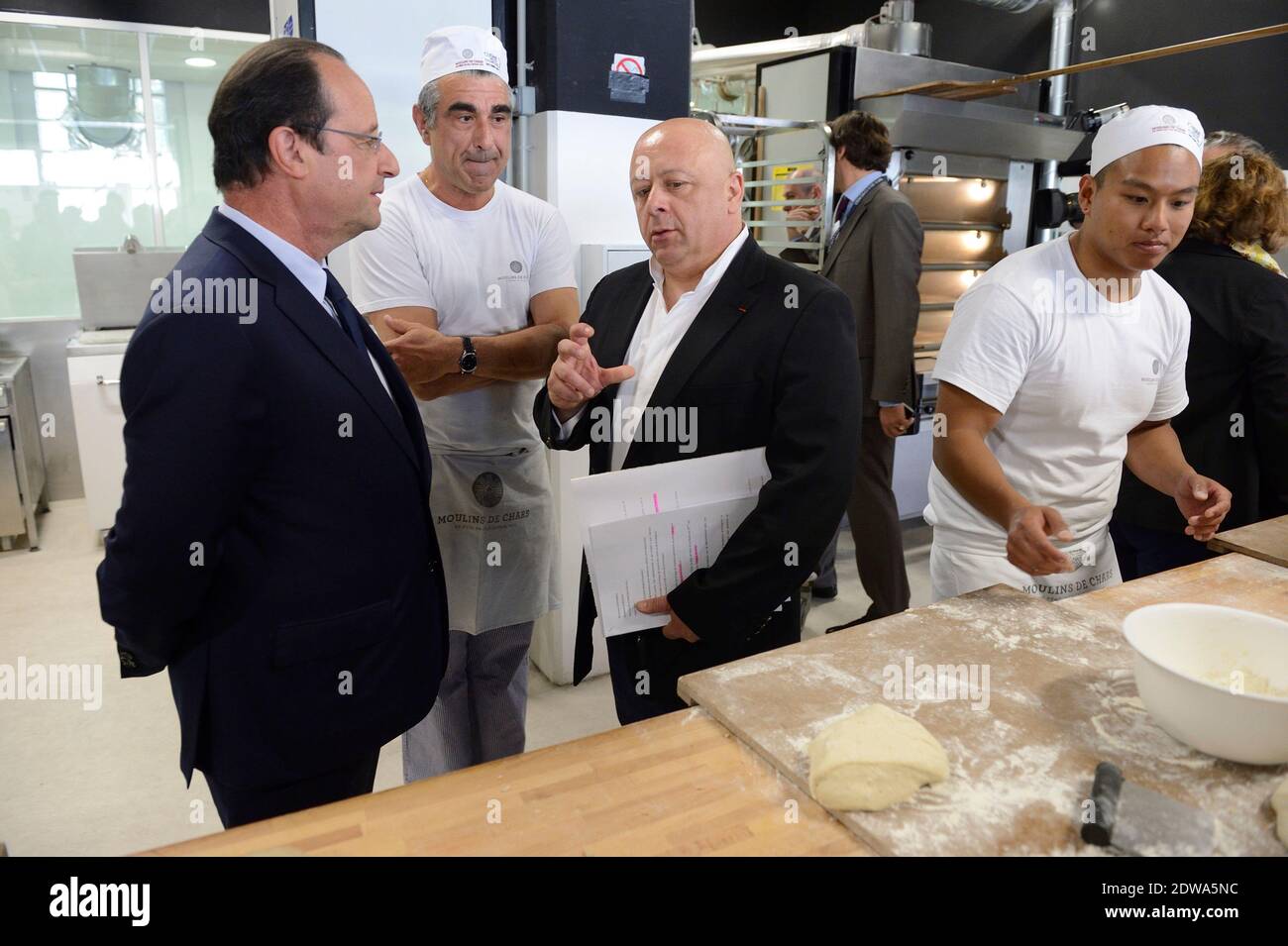 Le président français François Hollande et Thierry Marx, visite du "cuisine mode d'emploi", une école de formation à la restauration à Paris, France, le 24 juin 2014. Photo de Jacques Witt/Pool/ABACAPRESS.COM Banque D'Images