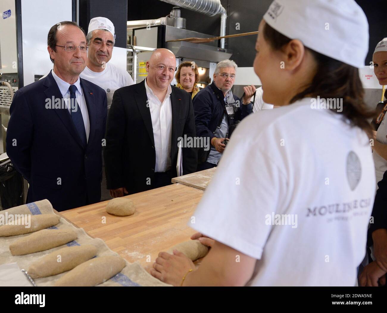 Le président français François Hollande et Thierry Marx, visite du "cuisine mode d'emploi", une école de formation à la restauration à Paris, France, le 24 juin 2014. Photo de Jacques Witt/Pool/ABACAPRESS.COM Banque D'Images