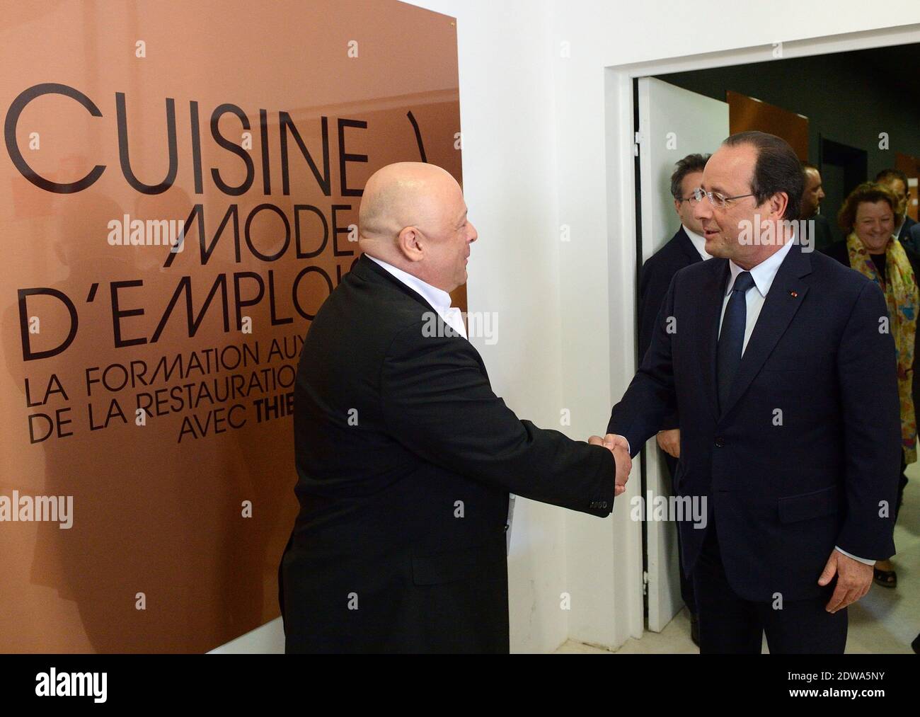 Thierry Marx et le président français François Hollande. Visite du "cuisine mode d'emploi", une école de formation à la restauration à Paris, France, le 24 juin 2014. Photo de Jacques Witt/Pool/ABACAPRESS.COM Banque D'Images