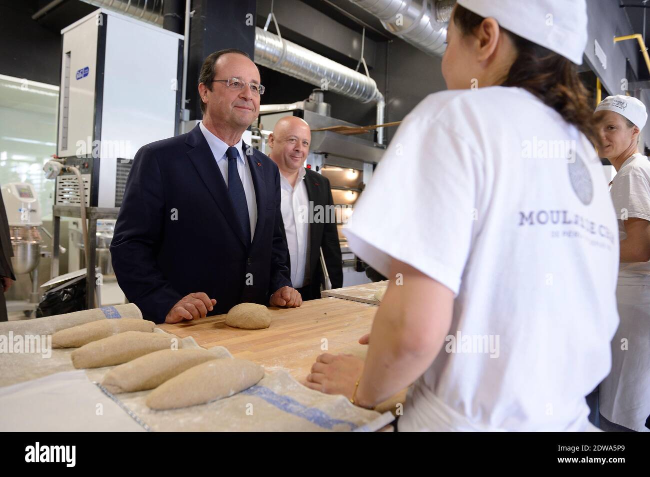 Le président français François Hollande et Thierry Marx, visite du "cuisine mode d'emploi", une école de formation à la restauration à Paris, France, le 24 juin 2014. Photo de Jacques Witt/Pool/ABACAPRESS.COM Banque D'Images