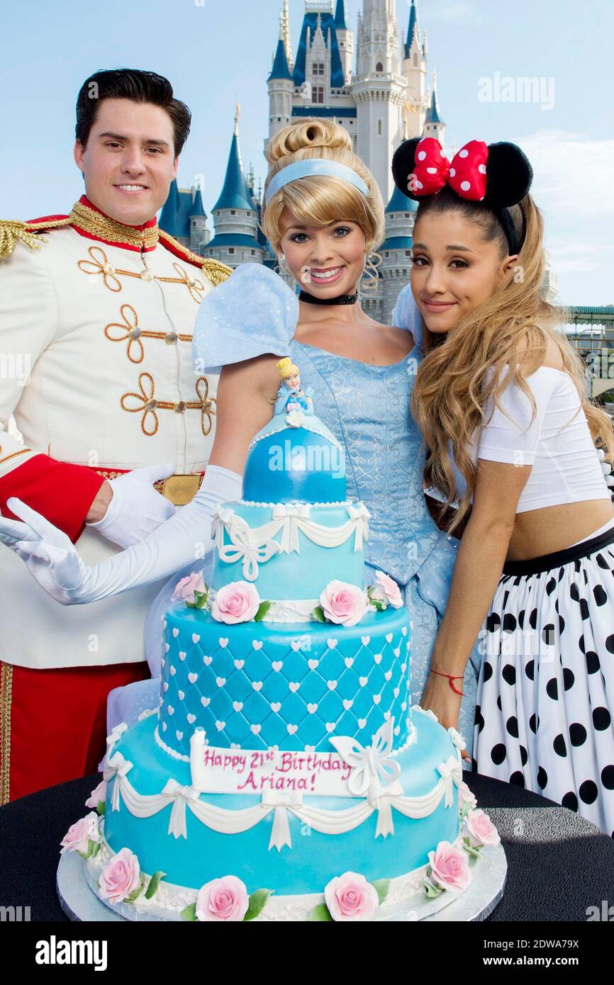 La Chanteuse Ariana Grande Pose Avec Cendrillon Et Prince Charming Devant Un Gateau D Anniversaire A Quatre Etages Cree Par Les Chefs De Disney Dans La Couleur Preferee De Cendrillon Bibbidi Bobbidi Blue