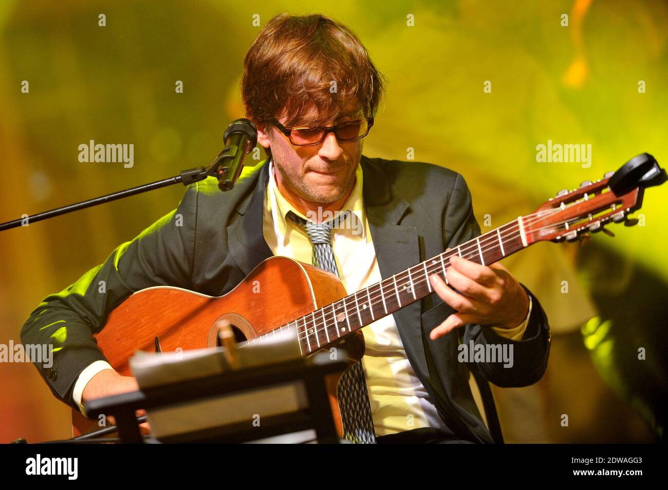 Le chanteur français Thomas Dutronc joue en direct sur scène dans le cadre du troisième Palais en Jazz Festival au Palais Impérial, le 27 juin 2014 à Compiegne, France. Photo par Edouard Bernaux/ABACAPRESS.COM Banque D'Images