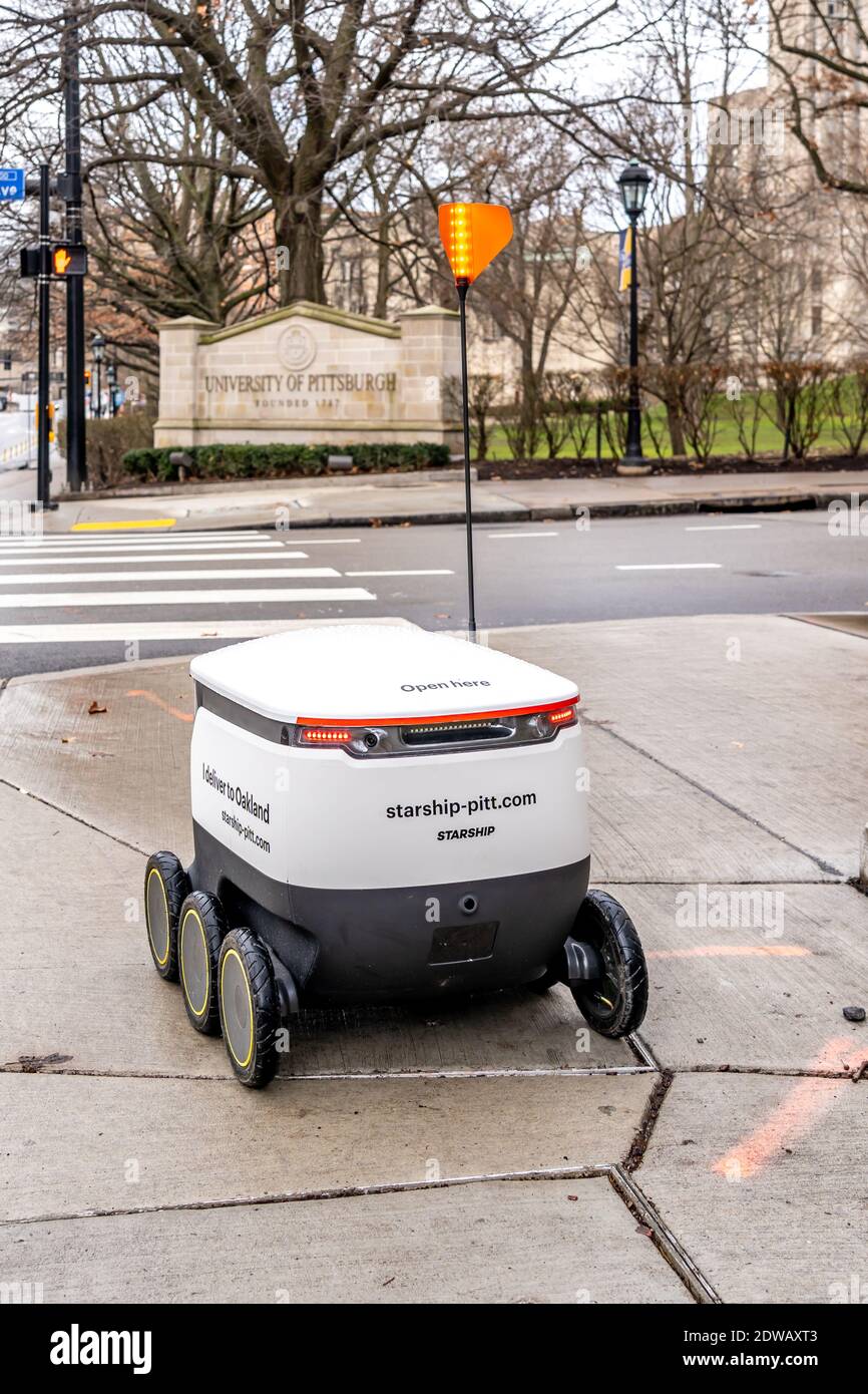 Un robot de livraison de nourriture Starship conduit sur le trottoir du campus de l'Université de Pittsburgh à Pittsburgh, PA, États-Unis Banque D'Images