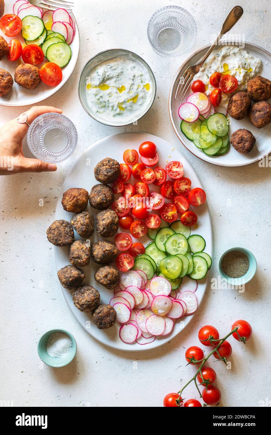 Boulettes de viande végétariennes avec sauce tzatziki et légumes sur l'assiette Banque D'Images