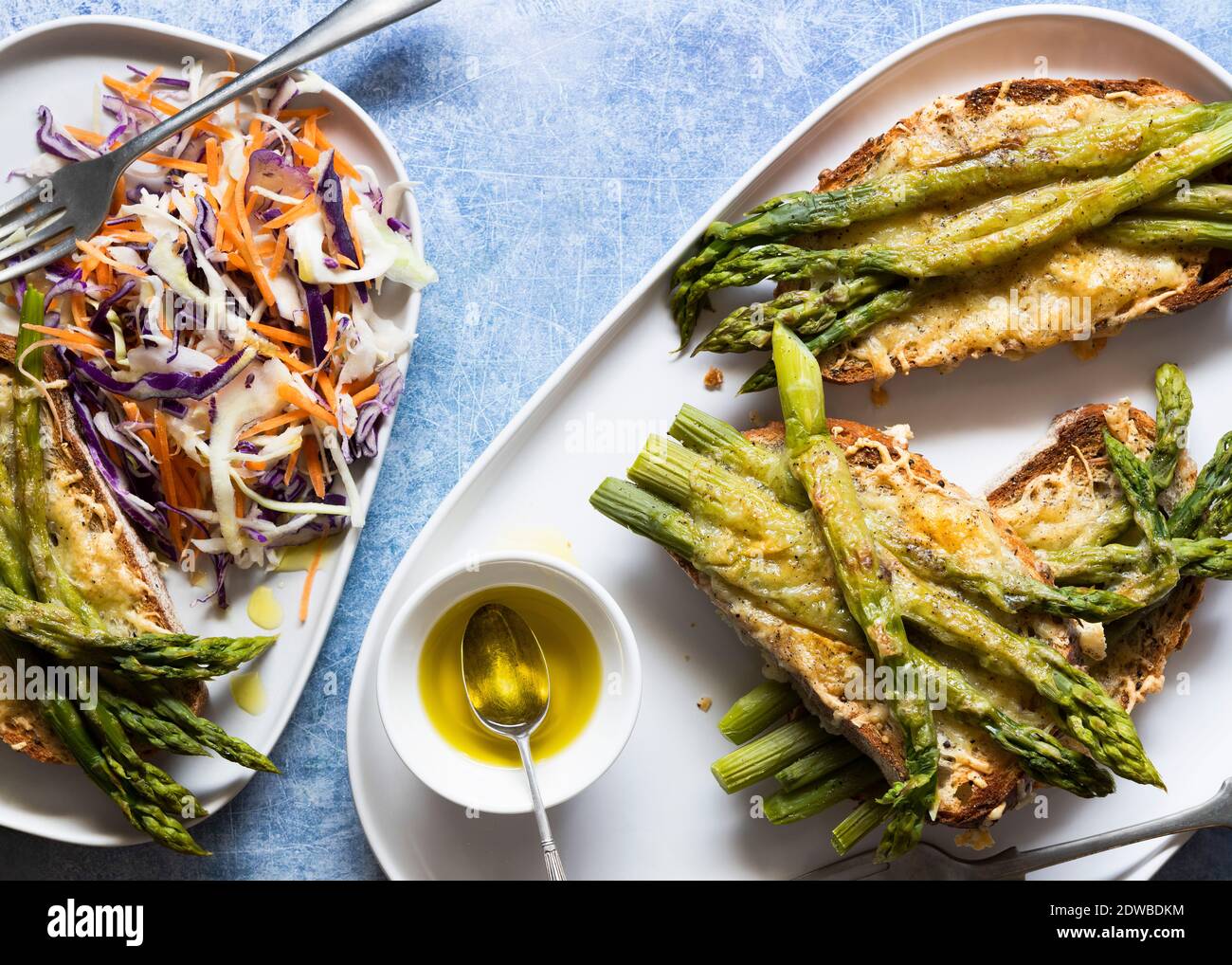 Fromage grillé et asperges au levain avec salade arc-en-ciel. Banque D'Images