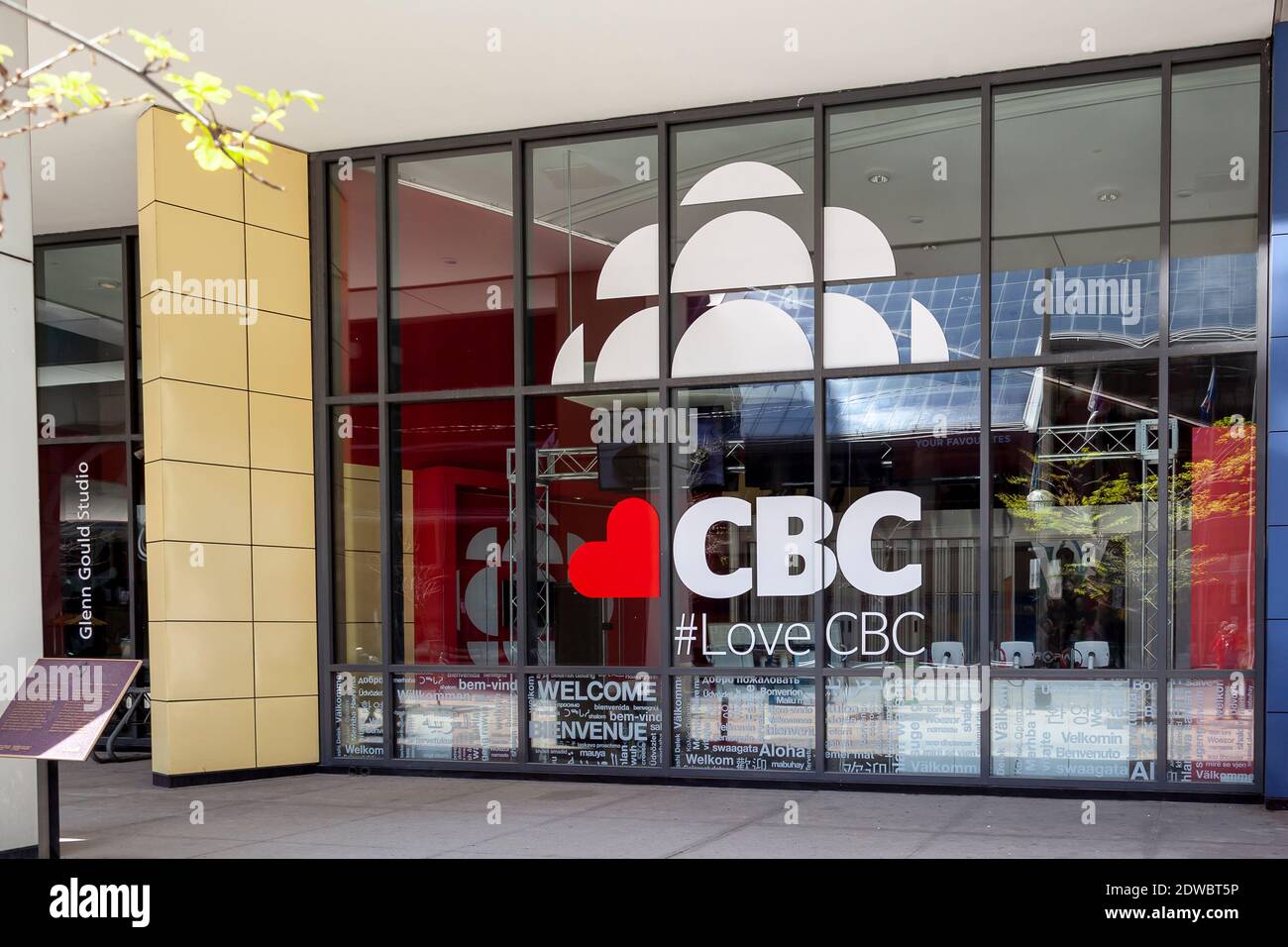CBC signe sur le verre à l'entrée du Centre Radio-Canada à Toronto Banque D'Images CBC signe sur le verre à l'entrée du Centre Radio-Canada à Toronto Banque D'Images