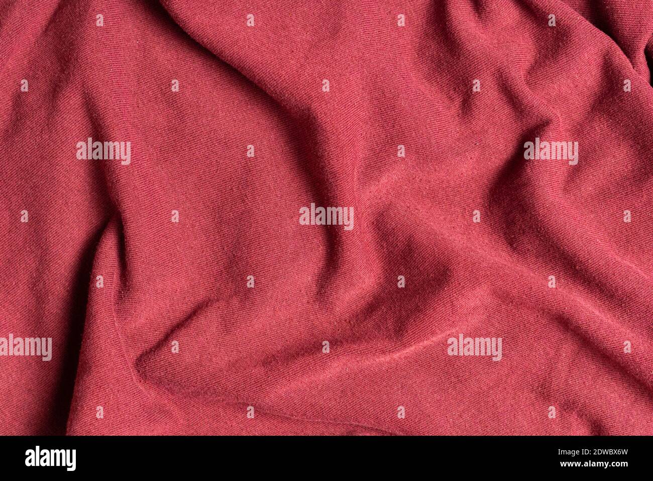 les vagues froissées et froissées du textile coloré texture Banque D'Images