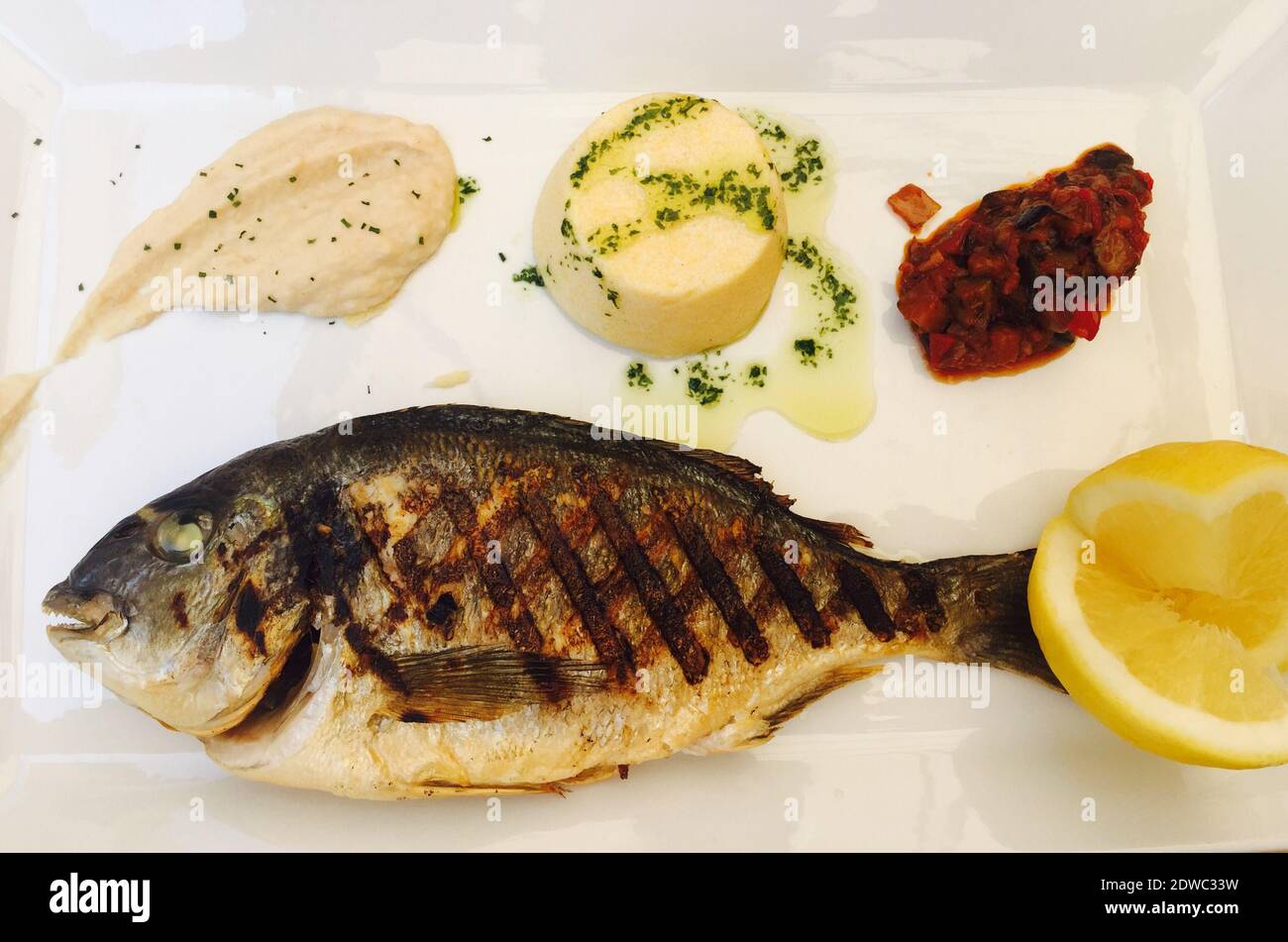 Directement au-dessus de la dose de poisson dans l'assiette Photo Stock -  Alamy