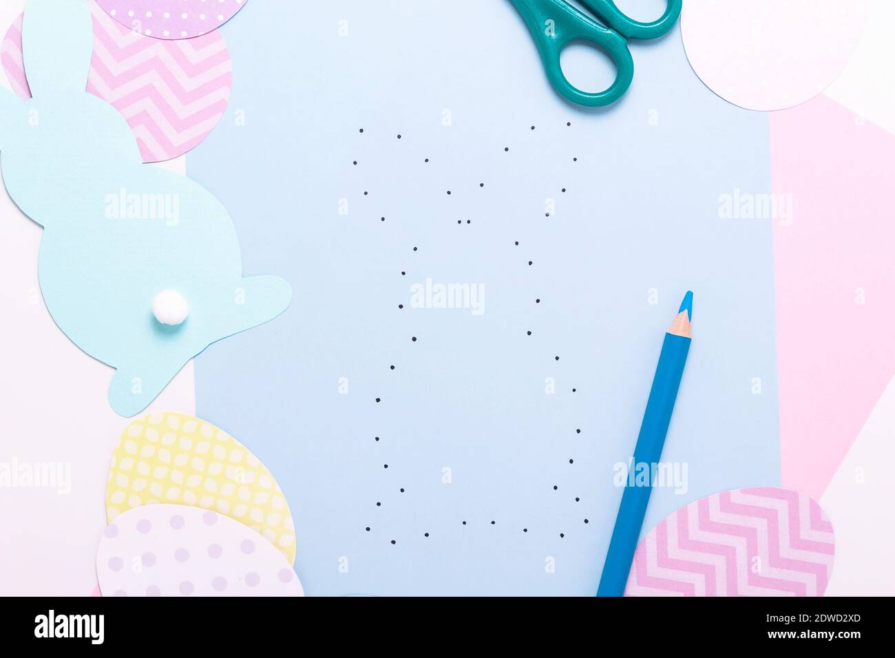Activités de Pâques. Jeu de lapin de peinture point à point. Jeu de lapin de pâques Line art pour enfants. Page d'activité de dessin point à point. Vue de dessus. Banque D'Images