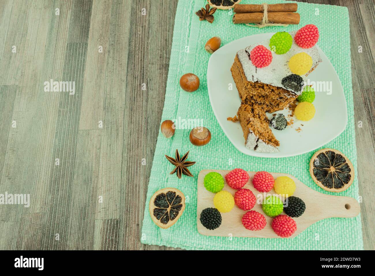 Bonbons et gâteau en gelée multicolores. Gâteau mordu. Le processus de manger un gâteau. Décoration et décoration de gâteaux et pâtisseries Banque D'Images