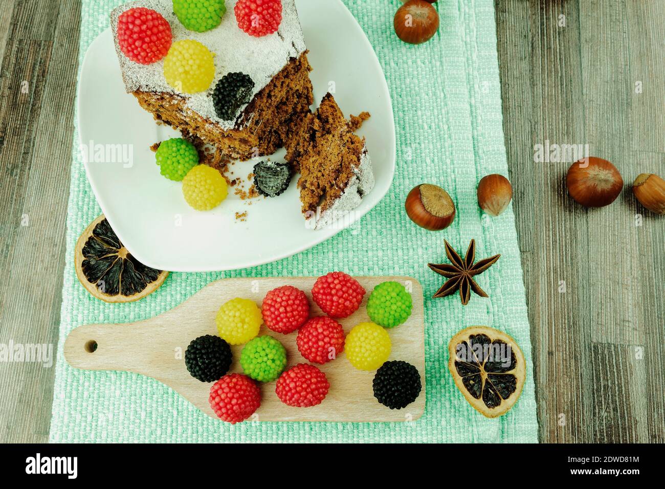 Bonbons et gâteau en gelée multicolores. Gâteau mordu. Le processus de manger un gâteau. Décoration et décoration de gâteaux et pâtisseries Banque D'Images