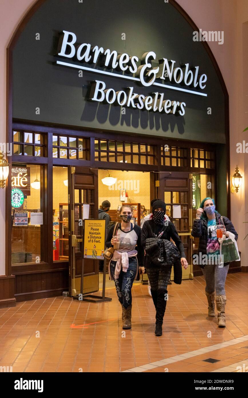 Clients quittant Barnes & Noble Booksellers et entrant dans la galerie marchande Columbia Mall, Kennewick, État de Washington, États-Unis Banque D'Images