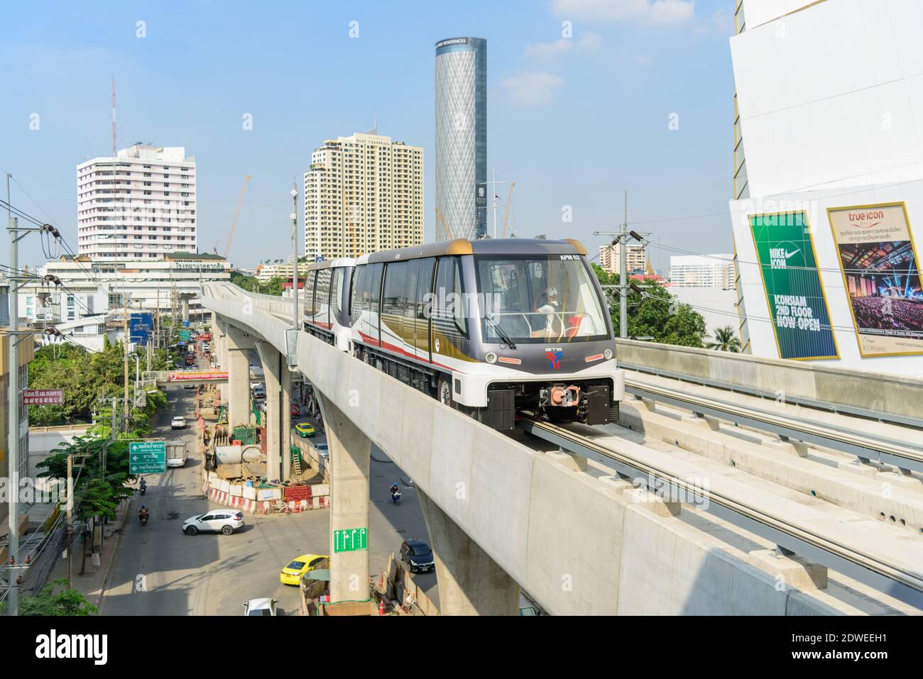 Bangkok,Thaïlande - 19 Decemmber, 2020: Ligne d'or de train électrique venant à la gare de Krung Thon Buri Banque D'Images