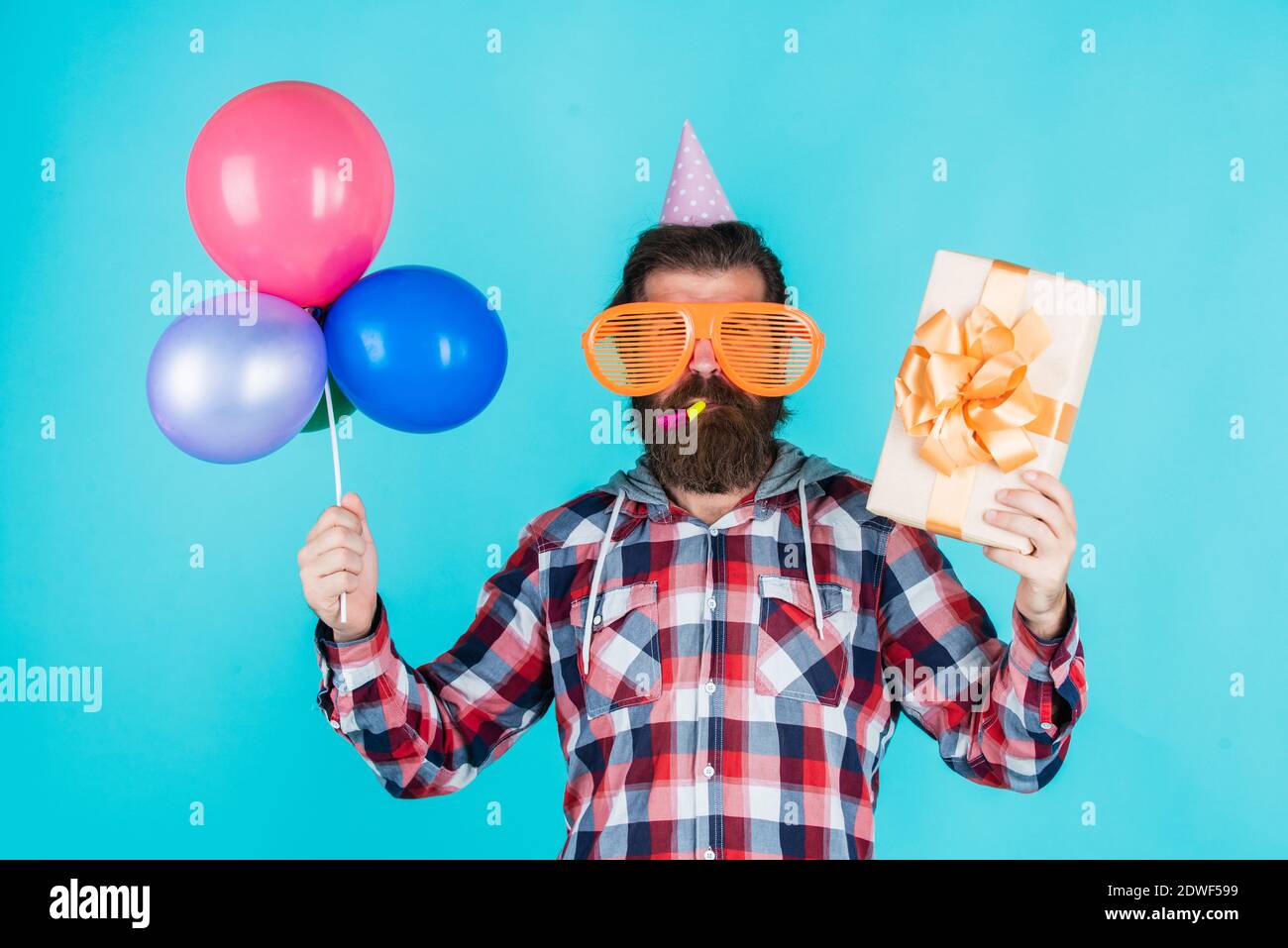 Cyber Monday Joyeux Anniversaire Fete Des Hommes Homme Barbu Avec Ballons De Fete Et Boite Cadeau Homme Brutal Et Barbe Celebrez Votre Reussite Professionnelle Exprimez Votre Bonheur Pur Photo Stock Alamy Cyber Monday Joyeux Anniversaire Fete Des Hommes Homme Barbu Avec Ballons De Fete Et Boite Cadeau Homme Brutal Et Barbe Celebrez Votre Reussite Professionnelle Exprimez Votre Bonheur Pur Photo Stock Alamy