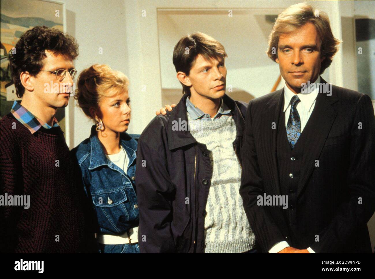 DERRICK, ZDF TV-Krimiserie, 1987, Folge: Anruf in der Nacht, Szene: STEFAN RECK als Manfred Gerres, HEIKE GOOANN SMals Anna Gerres, CLAUS PETER SEIFERT als Wilhelm Gerres,THOMAS FRITSCH als Erich Bronner. DERRICK, ZDF TV-Krimiserie, 1987, Folge: Anruf in der Nacht, Szene: STEFAN RECK as Manfred Gerres, HEIKE GOOSMANN as Anna Gerres, CLAUS PETER SEIFERT as Wilhelm Gerres,THOMAS FRITSCH as Erich Bronner. Banque D'Images