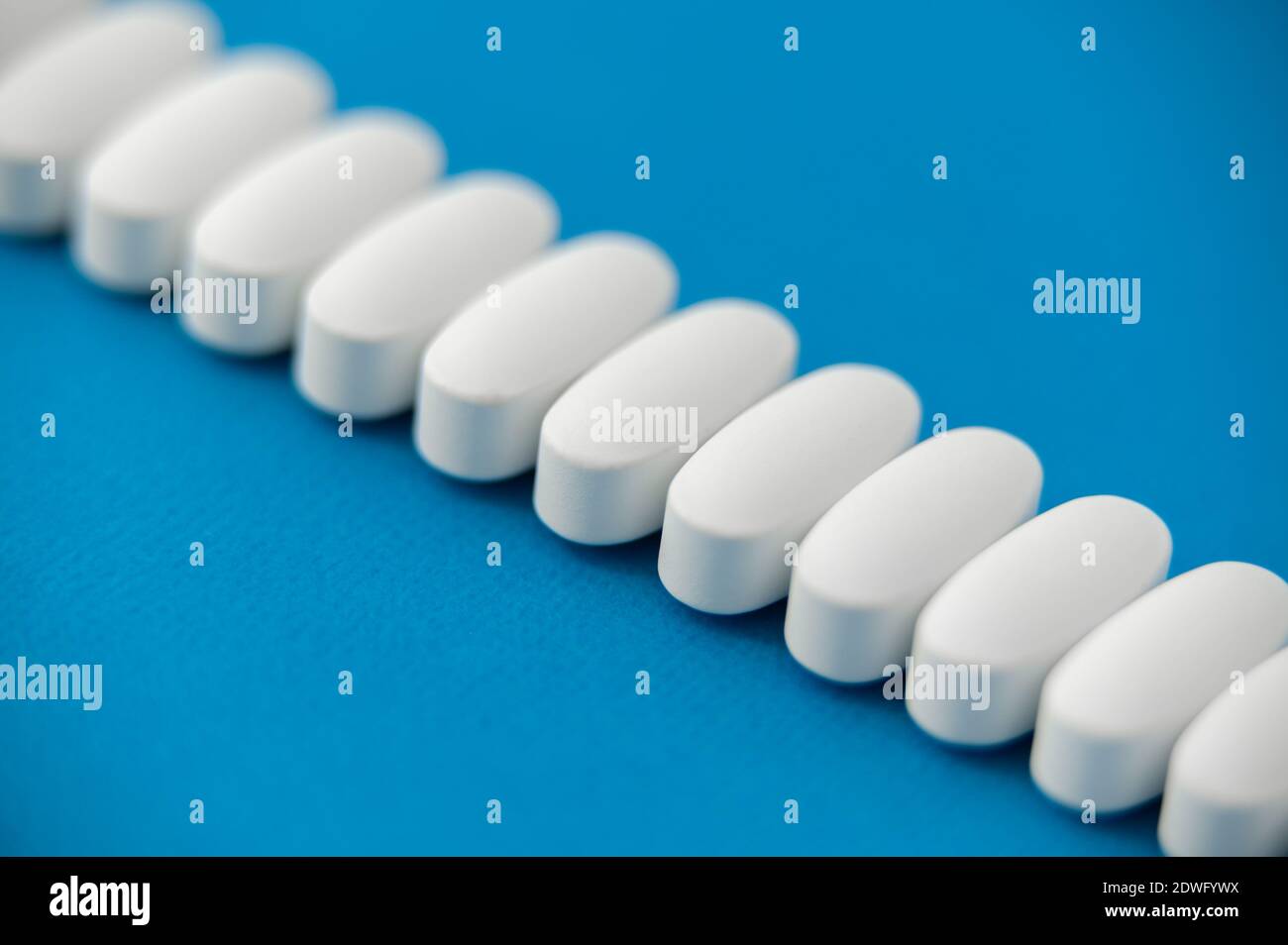 beaucoup de comprimés blancs sur fond bleu Banque D'Images