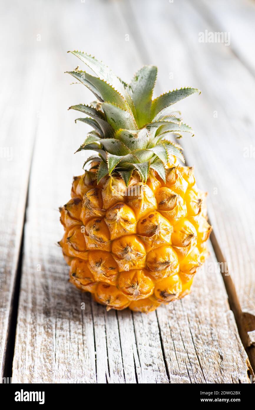 Ananas mûr. Mini ananas sur table en bois. Banque D'Images