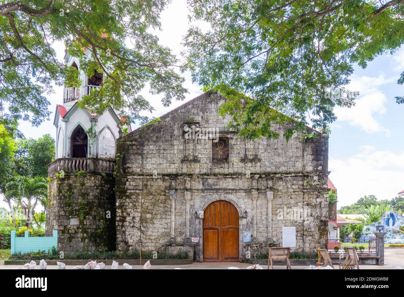 Façade de l'ancienne église de Malitbog dans le sud de Leyte, Philippines Banque D'Images