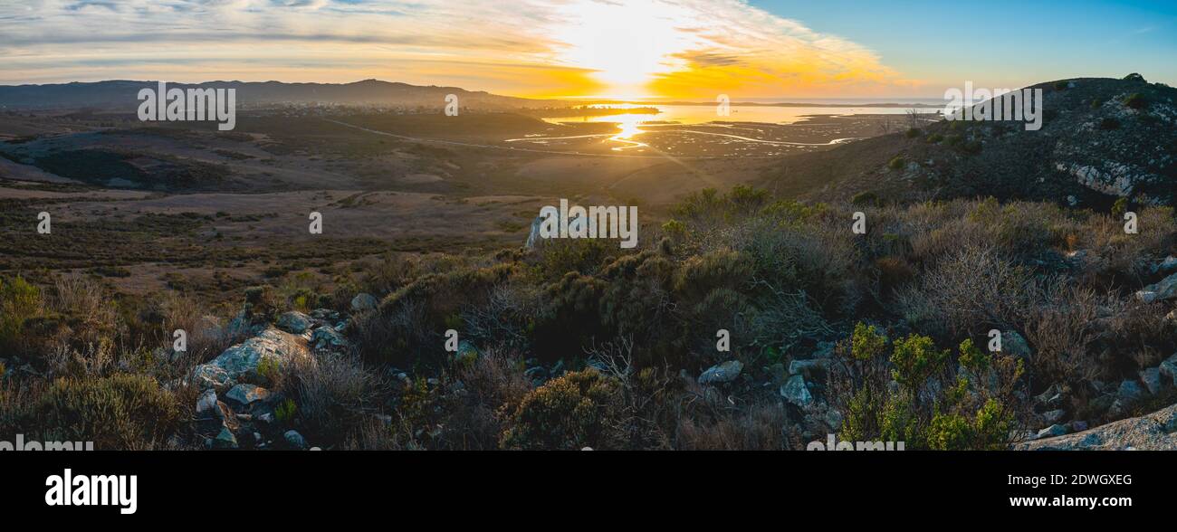 Coucher de soleil sur l'estuaire dans le parc national de Morro Bay, côte centrale de Californie, vue panoramique Banque D'Images