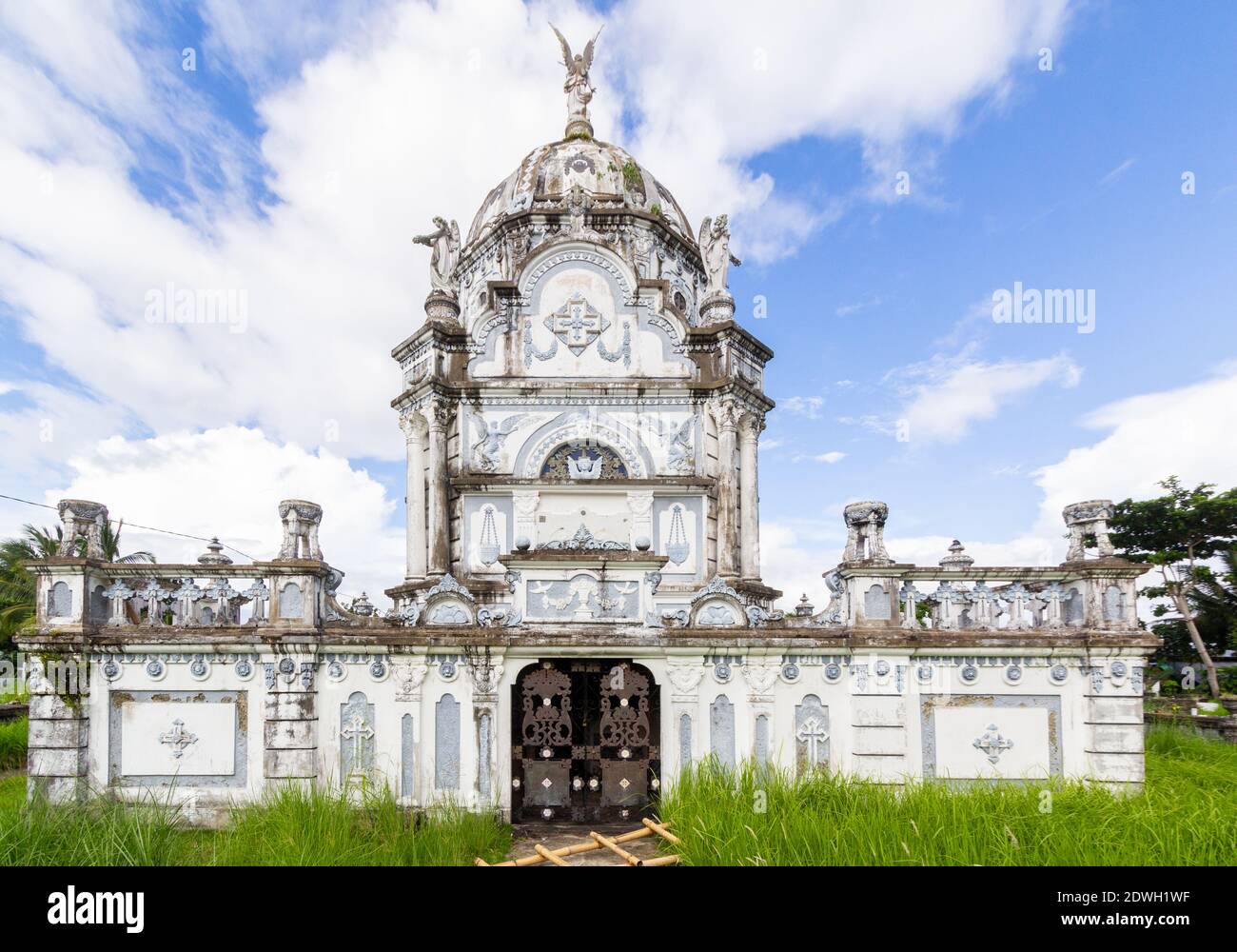Le mausolée de la famille Escano, très orné, se trouve à Malitbog, au sud de Leyte, aux Philippines Banque D'Images
