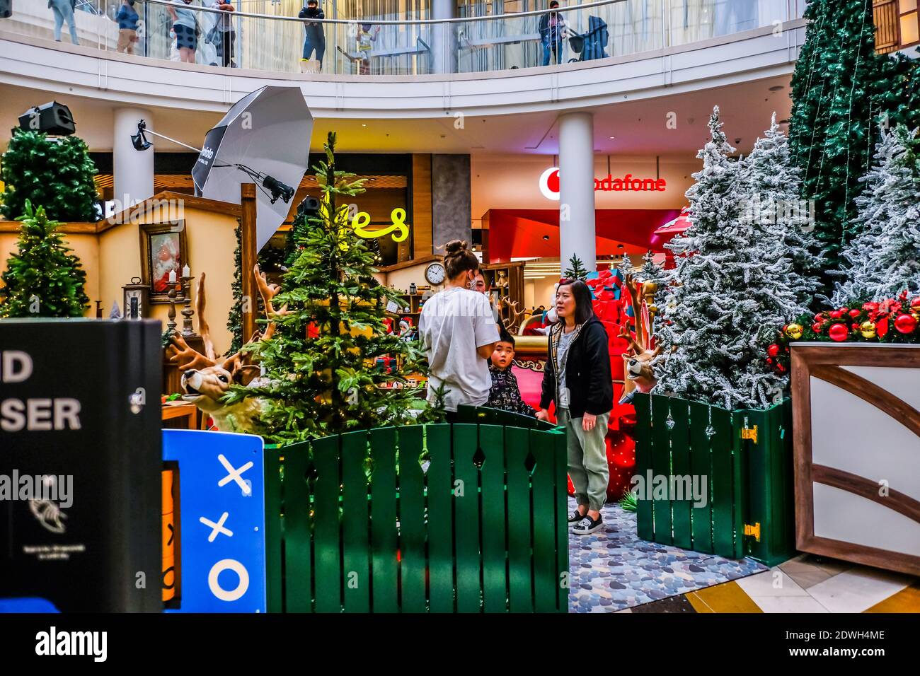 Melbourne, Australie. 23 décembre 2020. Photos de l'atelier du Père Noël au centre commercial de Chadstone avec arbres et rennes. Crédit : SOPA Images Limited/Alamy Live News Banque D'Images