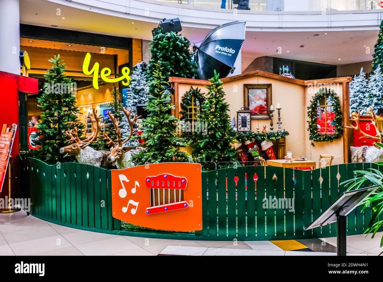 Melbourne, Australie. 23 décembre 2020. Photos de l'atelier du Père Noël au centre commercial de Chadstone avec arbres et rennes. Crédit : SOPA Images Limited/Alamy Live News Banque D'Images