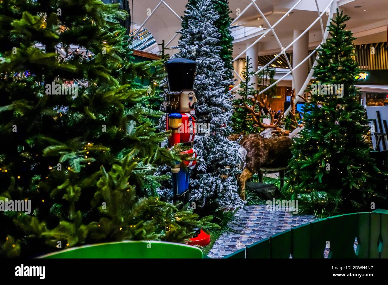Melbourne, Australie. 23 décembre 2020. Photos de l'atelier du Père Noël au centre commercial de Chadstone avec arbres et rennes. Crédit : SOPA Images Limited/Alamy Live News Banque D'Images