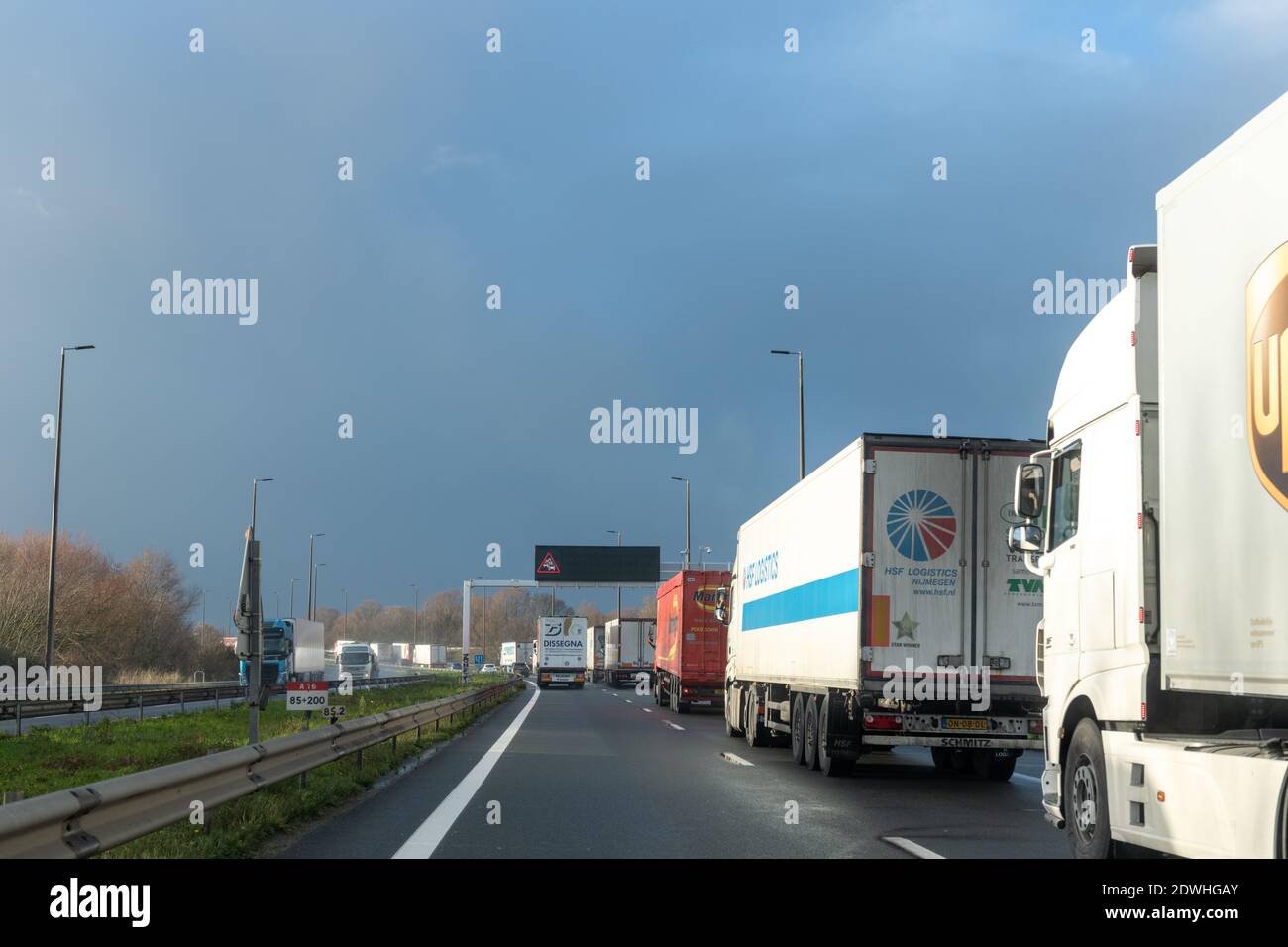 Calais, France - 17 décembre 2020 : à l'approche du brexit, des lignes de camions à l'entrée du tunnel sous la Manche Banque D'Images