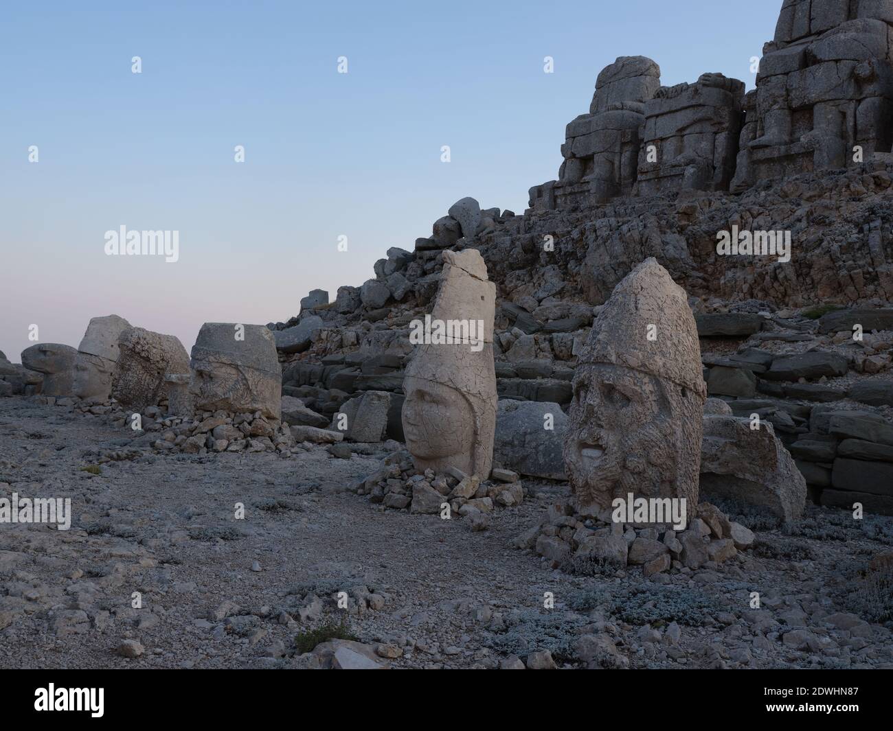 Une photo du sommet du mont Nemrut. Banque D'Images