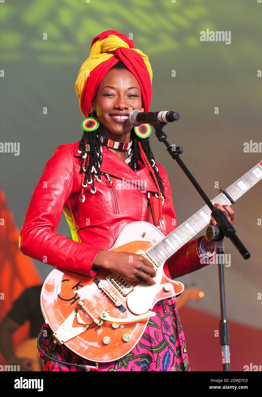 Fatoumata Diawara, musicien malien, se produit au festival Larmer Tree, 2012, Royaume-Uni Banque D'Images