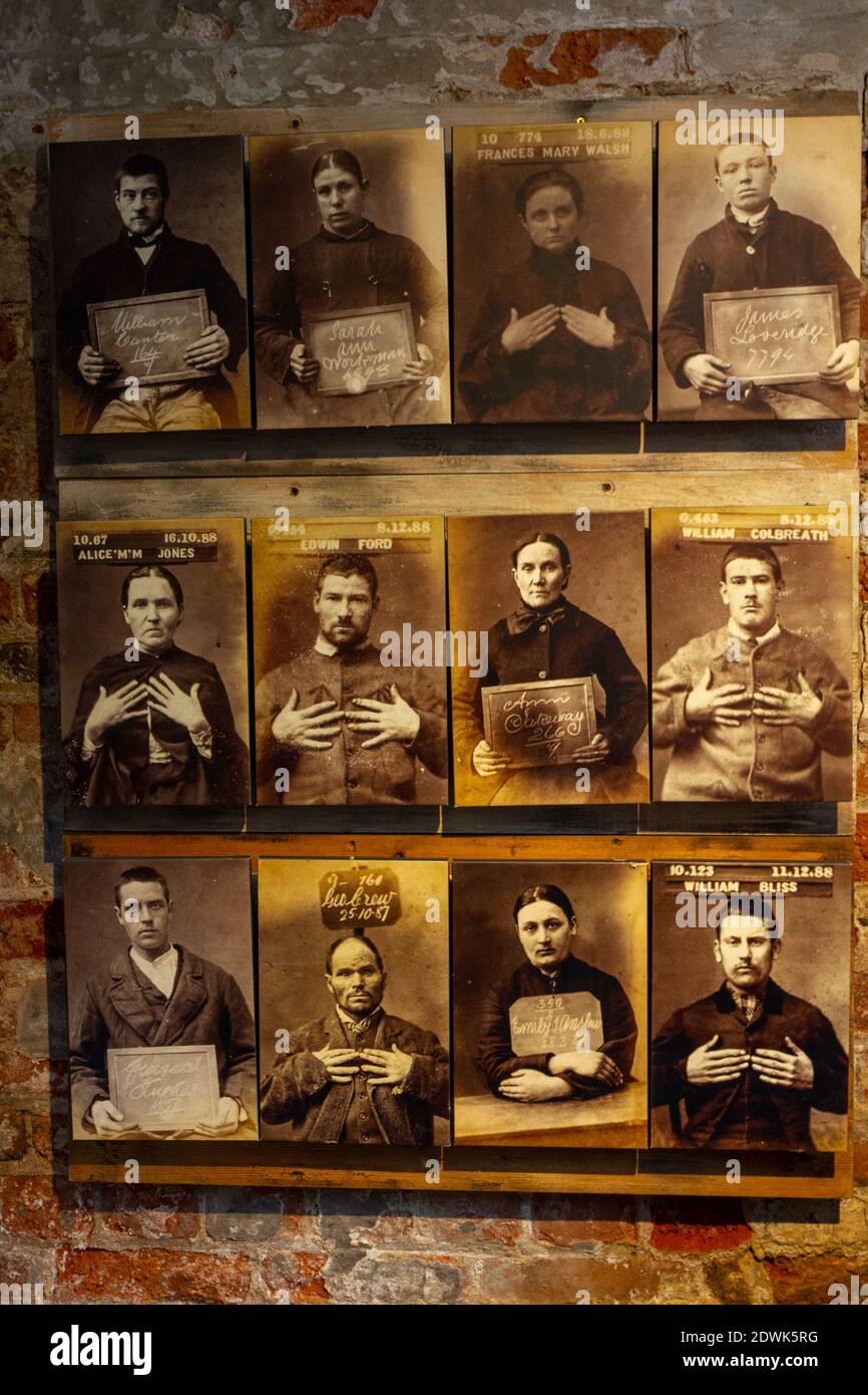 Exposition de mugshots de criminels des années 1880 qui ont passé du temps dans la prison du comté de Nottingham au Musée national de la Justice, Nottingham, Notts, Royaume-Uni. Banque D'Images