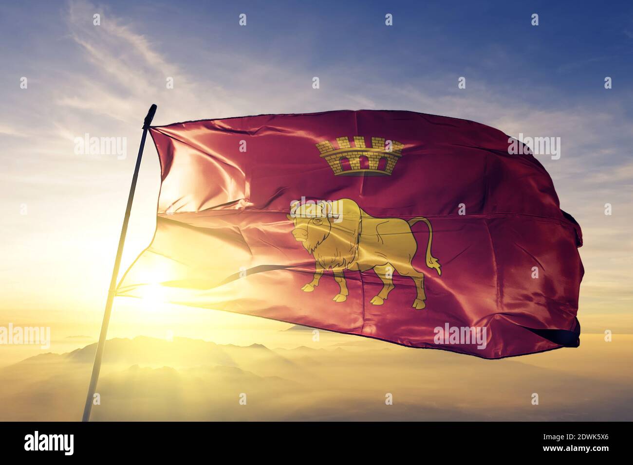 La région de l'oblast de Hrodna, en Biélorussie, est marquée par un drapeau brume de lever de soleil Banque D'Images