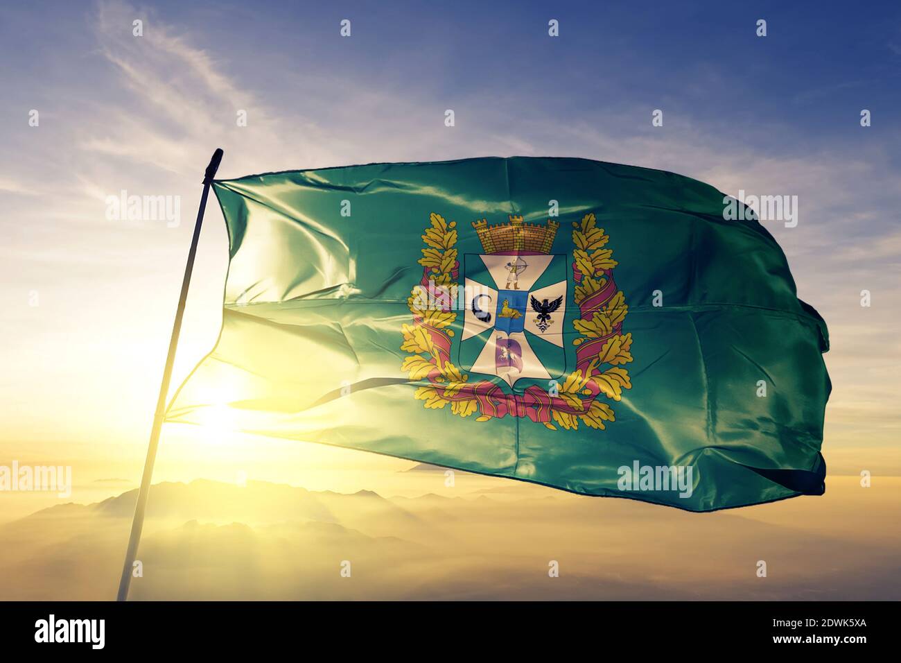 La région oblast de Homyel du Belarus drapeau agitant sur le dessus brume de lever de soleil Banque D'Images