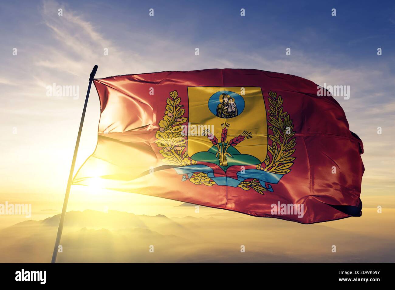 La région de l'oblast de Mahilyow du drapeau biélorusse agite au sommet brume de lever de soleil Banque D'Images
