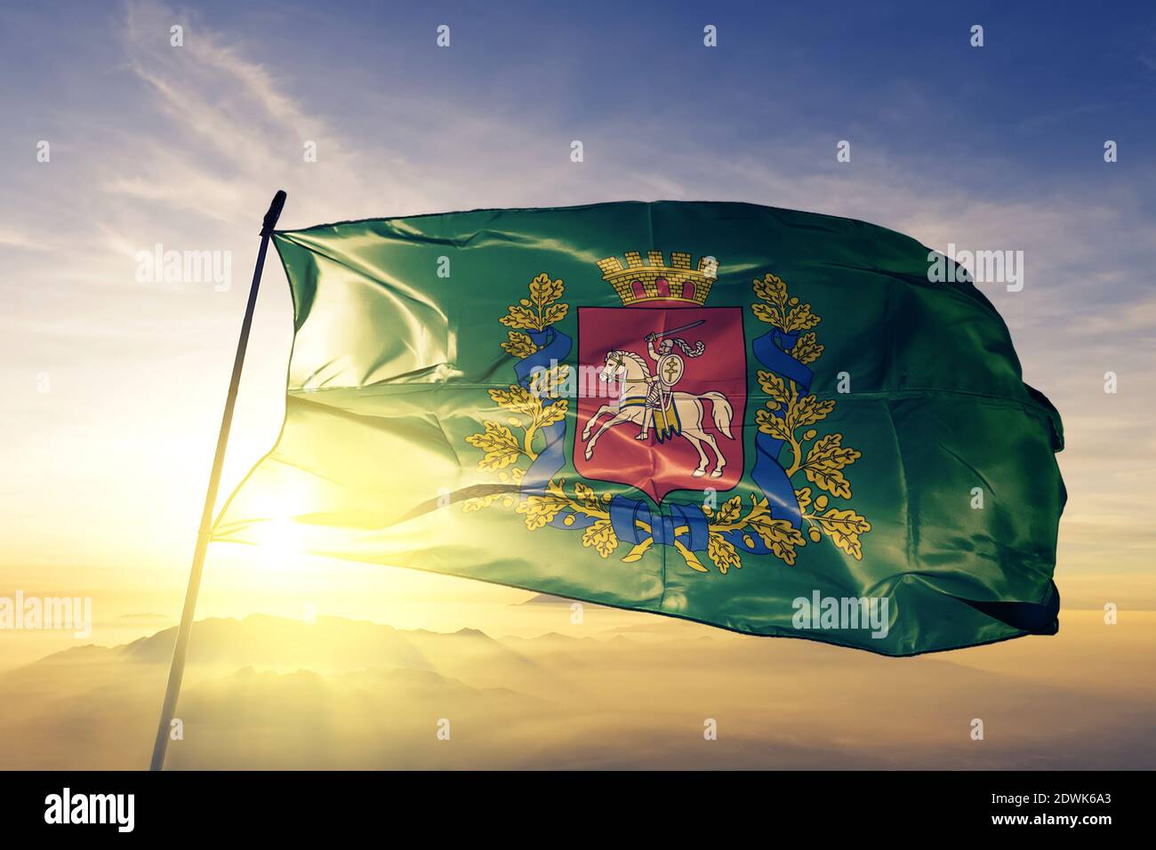 Région de l'oblast de Vitsebsk, au Bélarus, drapeau qui agite sur le dessus brume de lever de soleil Banque D'Images