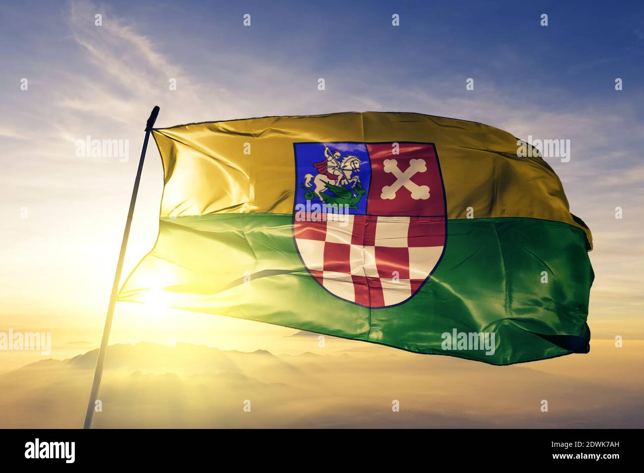 Le drapeau du comté de Bjelovar-Bilogora en Croatie se battant au lever du soleil brouillard Banque D'Images