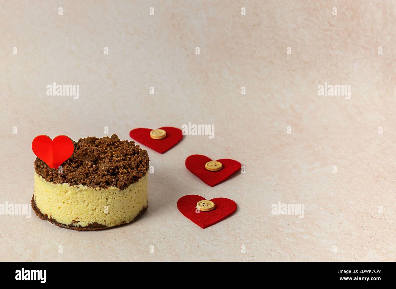 Gâteau au fromage au chocolat avec coeurs décoratifs Banque D'Images