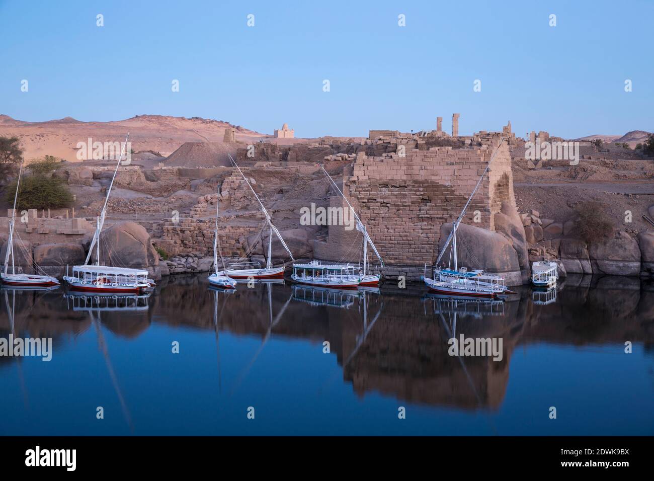 Égypte, haute Égypte, Assouan, vue vers les ruines de Khnum sur l'île Éléphantine Banque D'Images