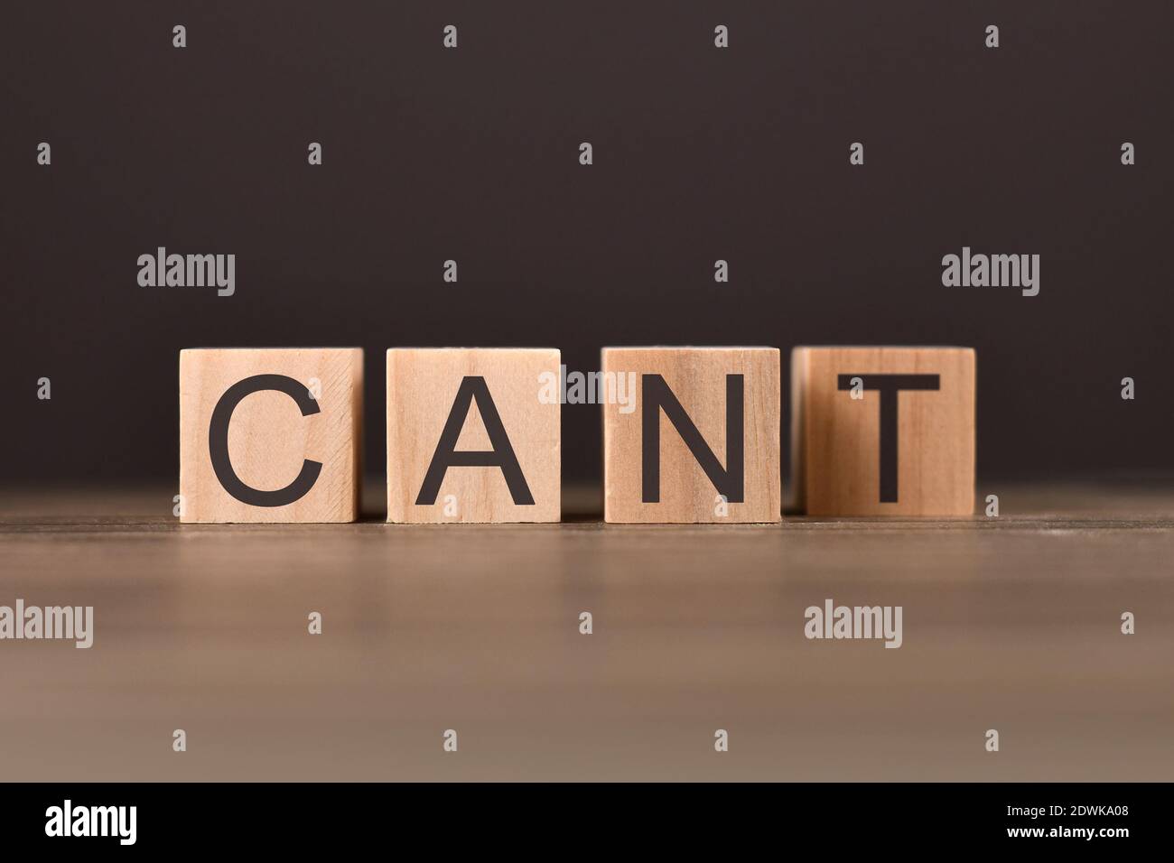 Concept de succès et de défis avec des cubes en bois mot d'orthographe « NE PEUT pas » avec la lettre T au verso Banque D'Images