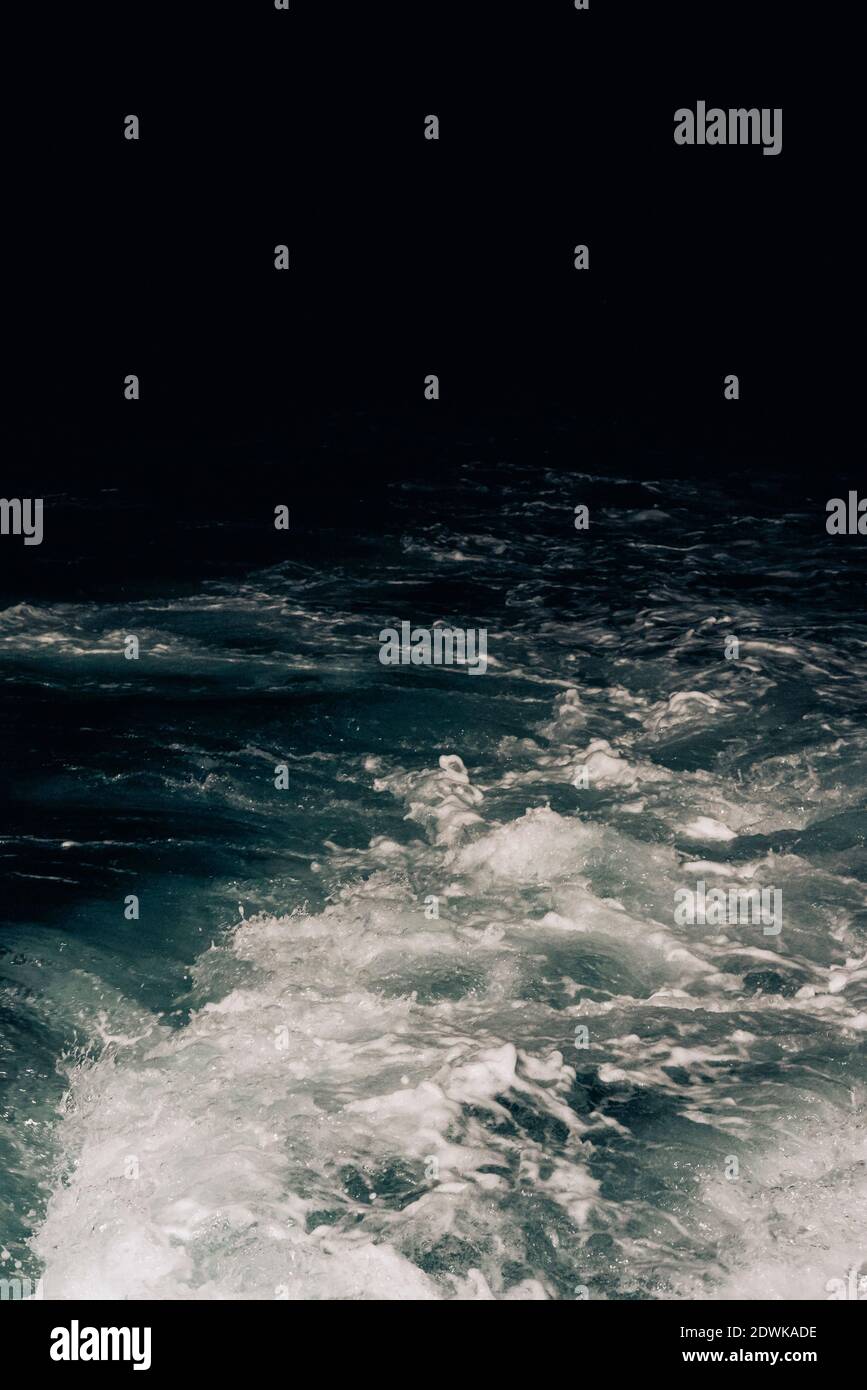 Le sillage du chalutier disparaît dans l'obscurité de la nuit. Banque D'Images