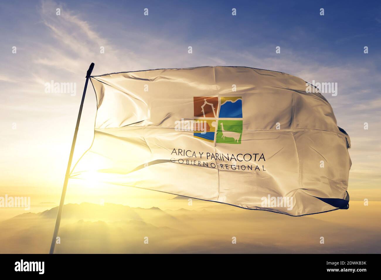 La région d'Arica et de Parinacota du Chili est marquée par un drapeau qui agite sur le brume de lever de soleil supérieure Banque D'Images